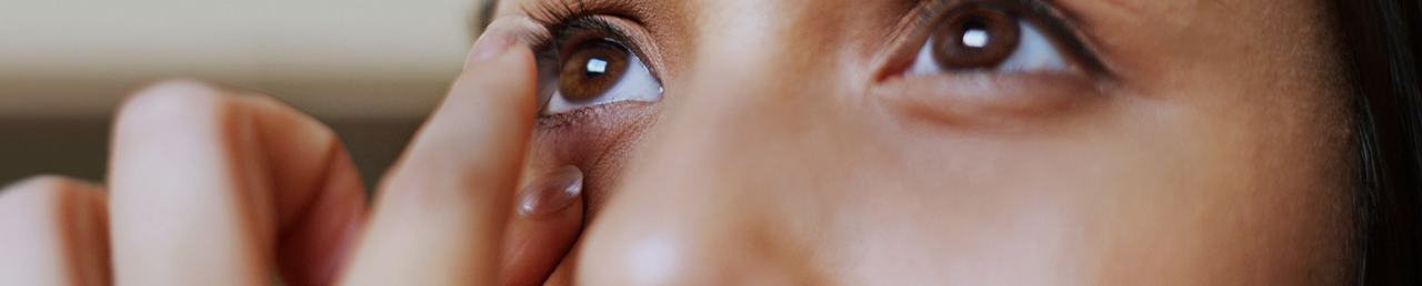 Как правильно надевать и снимать контактные линзы?